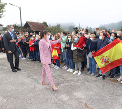 El público congregado a las puertas del Centro saluda a Don Felipe y Doña Letizia